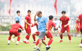 Video: HLV Park Hang Seo cầm quân tập giữa trưa sau trận thắng U23 Indonesia