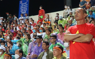 Video: CĐV đội mưa, hồi hộp và lo lắng xem U23 Việt Nam thi đấu trong thế trận bế tắc