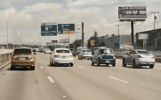 Video: Tài xế ô tô may mắn thoát nạn sau cú drift khiến người xem thót tim