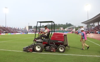 Video: Xe lu mặt sân cỏ, sẵn sàng cho trận U23 Việt Nam - U23 Philippines