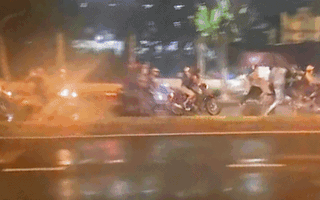 Video: Nhóm 'giang hồ' gây náo loạn ở Thủ Đức, bất ngờ chém rớt ngón tay nam sinh