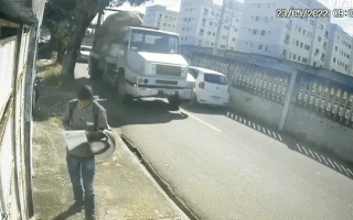 Video: Xe tải nặng bị cây ven đường 'níu' lại, suýt đè bẹp một người đang đứng trên vỉa hè
