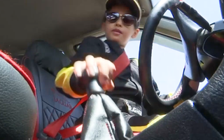 Video: Tài xế nhí 7 tuổi lái ô tô 'biểu diễn' điêu luyện, muốn trở thành nhà vô địch đua xe chuyên nghiệp