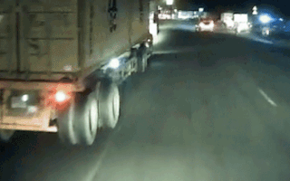 Video: Camera ghi hình cặp bánh xe container văng ra ‘đốn ngã’ 2 người đi xe máy