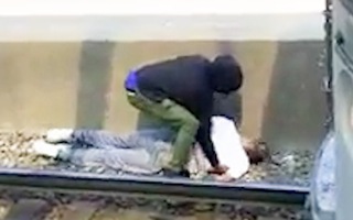 Video: Lao xuống đường ray cứu người đàn ông bị điện giật