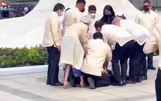 Video: Bộ trưởng Quốc phòng Philippines ngất xỉu