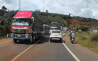 Video: Xe tải vượt ẩu khiến ô tô va chạm với xe máy ở Di Linh, Lâm Đồng