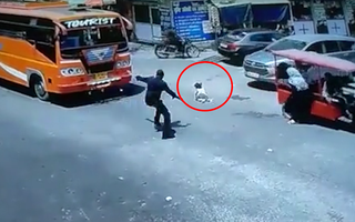 Video: Cảnh sát kịp thời cứu bé gái bị rơi xuống đường ở Ấn Độ