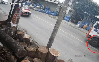 Video: Khoảnh khắc chân chống của xe tải gắn cẩu tự hành ‘xé rách’ cửa ô tô