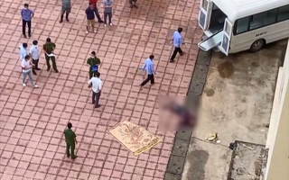 Video: Một phó giám đốc Sở Khoa học và công nghệ Thanh Hóa rơi từ tầng cao chung cư xuống sân tử vong