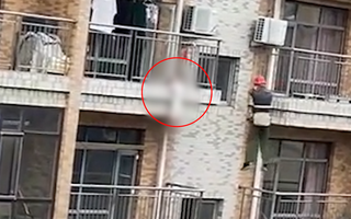 Video: Dùng cần cẩu tháp giải cứu bé gái bị kẹt trên ban công tầng 5