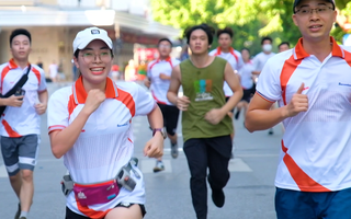 Video: 2.000 vận động viên tham gia Giải chạy bộ 'Ngày không tiền mặt' tại bờ hồ Hoàn Kiếm