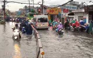 Video: Mưa to ngập nặng, nhiều xe cộ 'chôn chân' chờ nước rút