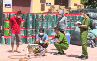 Video: Đột kích kho sản xuất, buôn bán dầu nhớt giả quy mô lớn ở Hải Dương