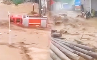 Video: Khoảnh khắc lũ lụt quét sập nhà, cuốn trôi cả xe cứu hỏa ở Trung Quốc