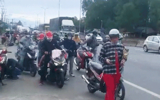 Video: Đinh rơi vương vãi trên quốc lộ 51, gần cả trăm xe máy và ô tô thủng bánh