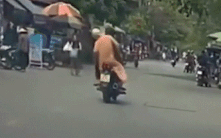 Video: Tình huống nguy hiểm với phụ nữ, áo chống nắng bị cuốn khiến cánh tay cô gái kẹt cứng vào bánh xe