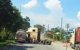 Video: Tài xế xe đầu kéo bung cửa tháo chạy sau va chạm giao thông