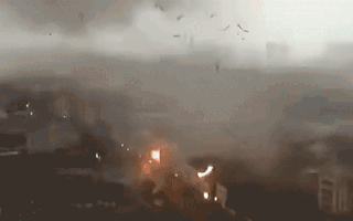 Video: Cận cảnh lốc xoáy làm chập điện, cuốn bay nhiều mái nhà ở Trung Quốc