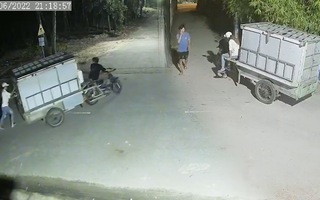 Video: Đôi nam nữ liều lĩnh trộm xe ba gác máy trong khu dân cư ở Bình Dương