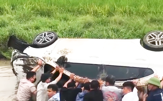 Video: Hàng chục người hợp sức giải cứu 4 nạn nhân kẹt trong ô tô lao xuống mương