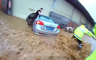 Video: Nghẹt thở xem cảnh sát cứu người phụ nữ giữa dòng nước lũ chảy xiết