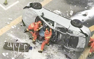 Video: Ô tô lao từ tầng 3 xuống đất, hai nhân viên hãng xe thiệt mạng