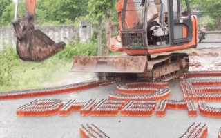 Video: Cảnh sát dùng xe múc nghiền hơn 12 ngàn chai rượu lậu, được xếp theo tên ga tàu