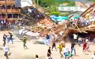 Video: Khán đài xem đấu bò đổ sập làm 4 người chết, hơn 70 người bị thương