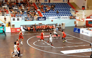 Video: Cầu thủ cao hơn 2m úp bóng đầy uy lực khiến trụ rổ nhà thi đấu thụt lùi
