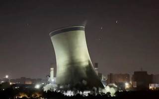 Video: Khoảnh khắc tháp giải nhiệt cao 150m bị đánh sập sau khi ngưng hoạt động ở Trung Quốc