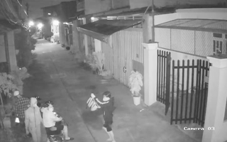 Video: Trích xuất camera nhóm trộm ngang nhiên cắt khóa hai lớp cửa vào căn nhà lấy tài sản