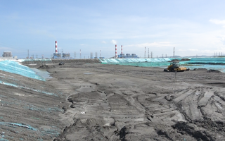 Video: Cận cảnh bãi chứa tro, xỉ hàng triệu tấn của nhiệt điện Vĩnh Tân