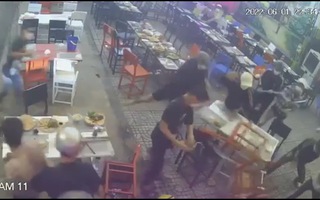Video: Đập phá, chém người loạn xạ trong quán ăn ở Gò Vấp