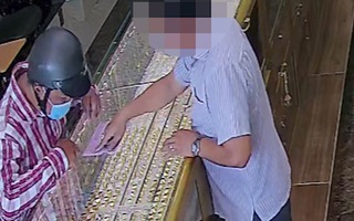 Video: Trích xuất camera 'chân dung' kẻ tráo vàng giả lấy vàng thật tại tiệm vàng ở TP.HCM, hiện đã bị bắt