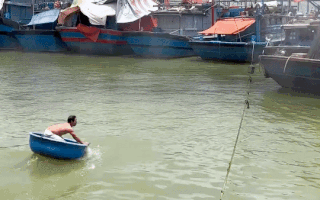 Video: Ngư dân bơi thuyền thúng, hợp sức kéo hai tàu cá bốc cháy trên sông Hàn