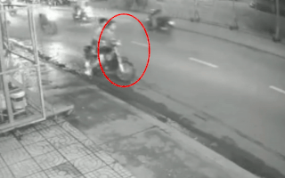 Video: Bé gái chạy bộ tri hô cướp, người dân hợp sức bắt được cả 2 nghi phạm giao công an
