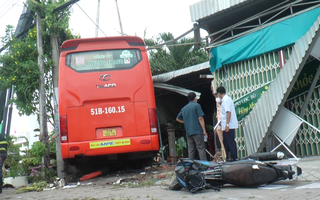 Video: Xe khách Phương Trang lao vào quán cà phê ở Cà Mau, 1 người chết, 4 người bị thương
