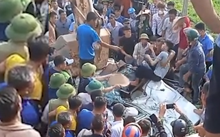 Video: Xe tải chở đất lật đè bẹp xe con trên đường Hồ Chí Minh, 3 người chết, 1 người đi cấp cứu