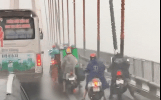 Video: Hình ảnh cảm động về chiếc xe khách 'dìu' đoàn xe máy qua cầu Rạch Miễu khi mưa gió trắng trời