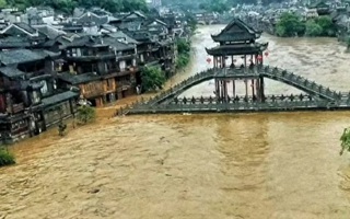 Video: Lũ ầm ầm đổ về Phượng Hoàng Cổ Trấn, nước mênh mông