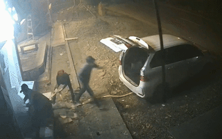 Video: Nhóm cướp dùng ô tô kéo sập cây ATM, bị người dân phát hiện