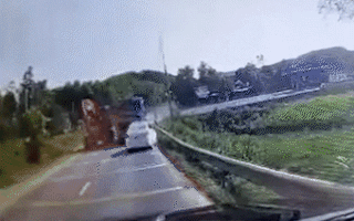 Video: Xe chở đất đã lấn sang chiều đối diện dẫn tới tai nạn làm 3 người tử vong