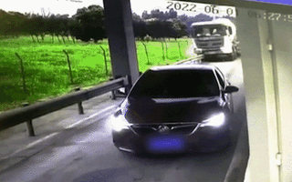 Video: Xe bồn trộn xi măng tông sập mái che trạm thu phí, 1 xe con bị đè