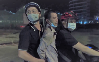 Video: Cảnh sát 911 Đà Nẵng bắt nóng 2 người trộm tài sản của khách ngồi hóng mát