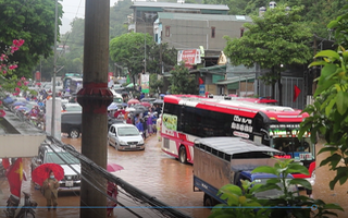 Video: Nhiều tuyến đường, khu dân cư ở phố núi Sơn La ngập sâu