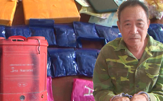 Video: Người đàn ông 70 tuổi 'cõng' 6.000 viên ma túy, 2 bánh heroin ngụy trang trong bình thuốc sâu
