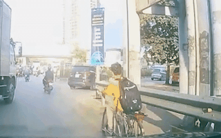 Video: Bé trai đi xe đạp suýt gặp nạn, cảnh báo nguy hiểm do đi vào ‘điểm mù’ của xe tải