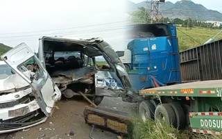 Video: Xe khách 16 chỗ tông container rồi va chạm với ô tô, nhiều hành khách bị thương