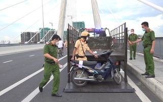 Video: Mạnh tay xử phạt và tạm giữ xe nếu dừng, đỗ trên cầu Thủ Thiêm 2